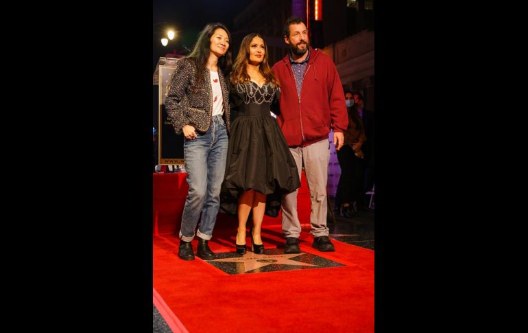 Chloe Zhao, Salma Hayek y Adam Sandler posan para una foto después de la ceremonia de celebración de la estrella de Hayek hoy, en Hollywood (EEUU). EFE/ Phillip Kim