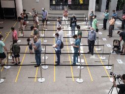 Ciudadanos votan en una casilla en Santiago, Chile. Más de 15 millones de ciudadanos fueron llamados a votar este domingo. Xinhua/J. Villegas