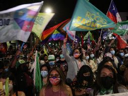 Seguidores de Gabriel Bori se congregan en las oficinas de la alianza Apruebo Dignidad en Santiago, Chile. AP/A. Marquez