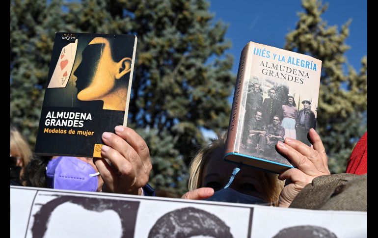 La escritora española Almudena Grandes fue enterrada hoy en Madrid. EFE / F. VILLAR