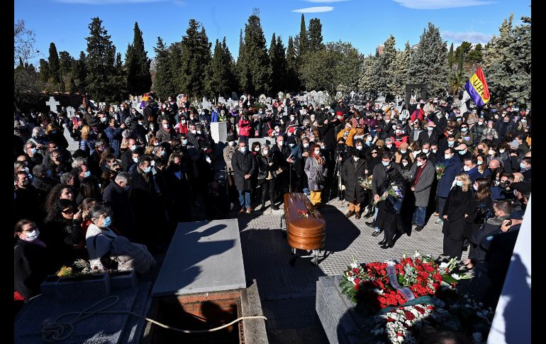 Miles de personas acompañaron a familiares y amigos en el funeral, portando un libro como homenaje a la escritora. EFE / F. VILLAR