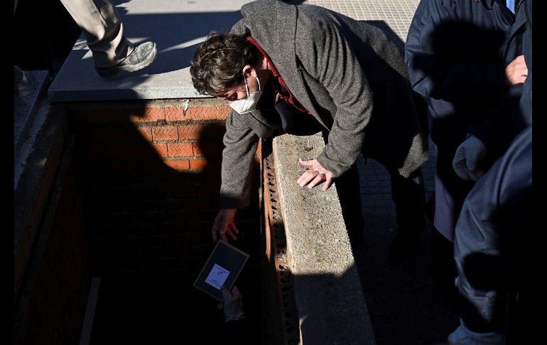 El poeta y esposo de Almudena Grandes, Luis García Montero, deposita un ejemplar de su libro 
