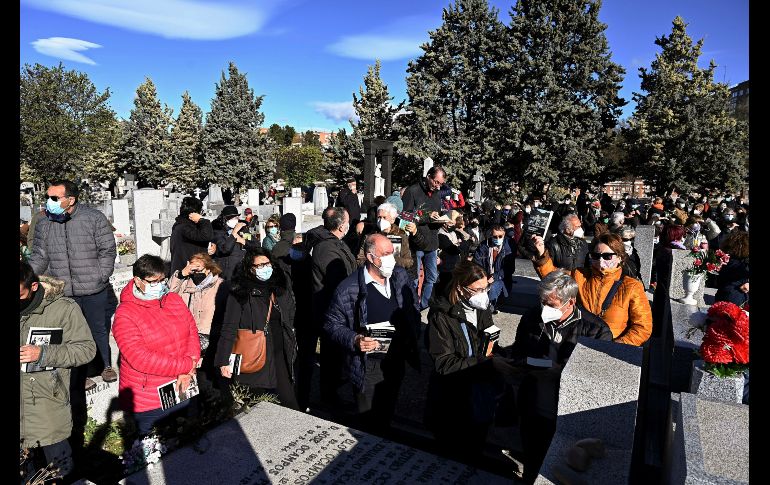 Con mucho cariño, miles de asistentes despidieron a Almudena Grandes. EFE / F. VILLAR