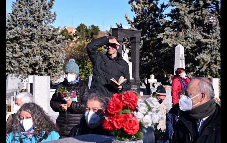 Entre rosas y claveles rojos, los acompañantes rodearon el nicho de la escritora. EFE / F. VILLAR