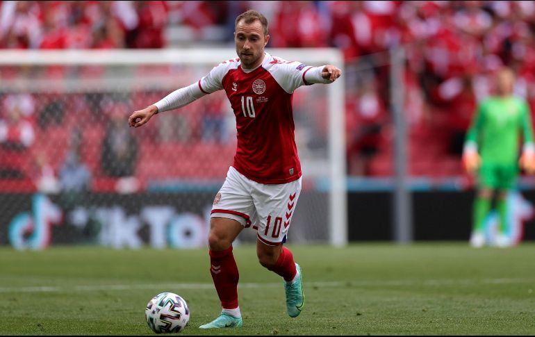 El 12 de junio, Eriksen se desplomó en pleno partido, víctima de un paro cardiaco; unas semanas después se implantó un desfibrilador, dispositivo para prevenir el riesgo de muerte súbita. AP / ARCHIVO