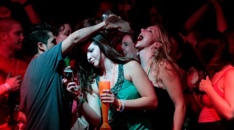 Cuando bebes mucho, el cuerpo inicia un proceso de metabolización que provoca una serie de malestares necesarios para la liberación de los tóxicos del alcohol. AP / ARCHIVO