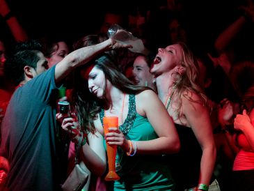 Cuando bebes mucho, el cuerpo inicia un proceso de metabolización que provoca una serie de malestares necesarios para la liberación de los tóxicos del alcohol. AP / ARCHIVO