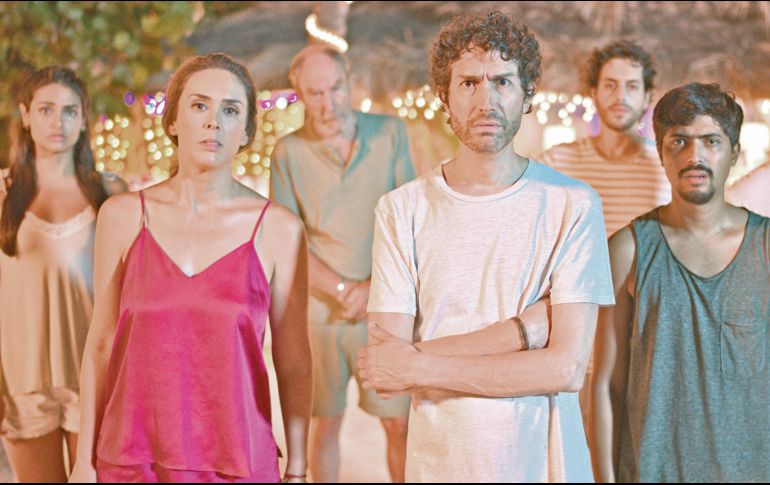 Jacky Bracamontes. La actriz cierra el año con el estreno de “Una Navidad no tan padre” donde comparte escena con Benny Ibarra y varios más. Netflix