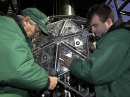 Este lunes, un grupo de trabajadores comenzó a instalar los cristales en la enorme esfera que descenderá a las 11:59 de la noche. AFP