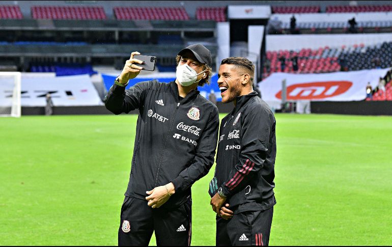HERMANOS. Guillermo Ochoa y Jonathan dos Santos han evidenciado la buena relación que tienen y ahora compartirán club. IMAGO7
