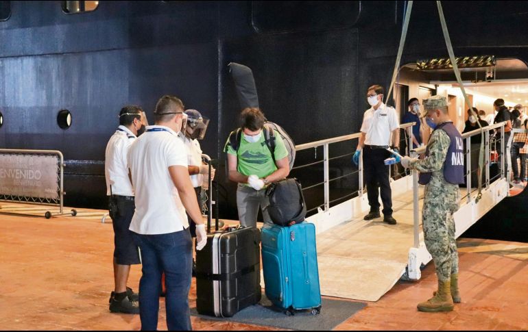 Autoridades sanitarias de Jalisco examinaron a miembros de la tripulación. ESPECIAL