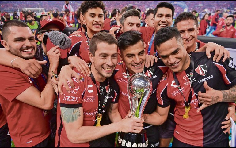 Martín Nervo (izquierda) y Anderson Santamaría contaron con el apoyo de Aldo Rocha en la media para ser la mejor zaga. IMAGO7