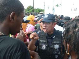 El trato vejatorio y los abusos de la policía no se limitaron solamente a los migrantes, sino que afectaron y pusieron en riesgo a los vecinos que fueron testigos de la situación. SUN / ARCHIVO