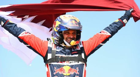 El qatarí certificó su cuarto Rally Dakar en la categoría de autos, tras los logrados en 2011, 2015, 2019, superando en la general por 27:46 al francés Sebastien Loeb y en 1:1:13 al piloto local Yazeed Al Rajhi. AFP / F. Fife