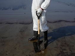 Obreros de empresas que trabajan para Repsol dentro de la refinería retiraban con palas la arena manchada. AP/M. Mejia