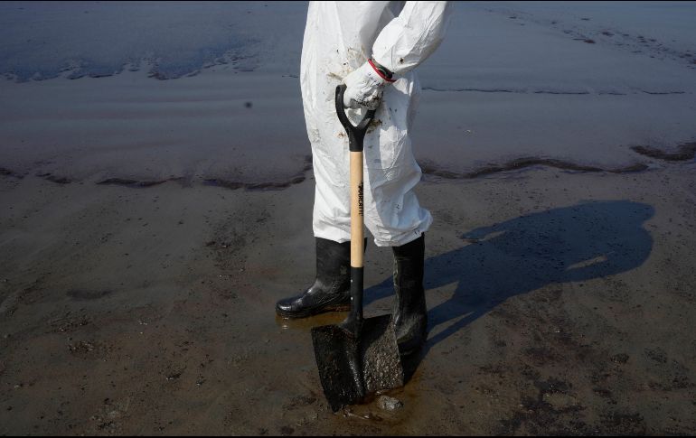 Obreros de empresas que trabajan para Repsol dentro de la refinería retiraban con palas la arena manchada. AP/M. Mejia