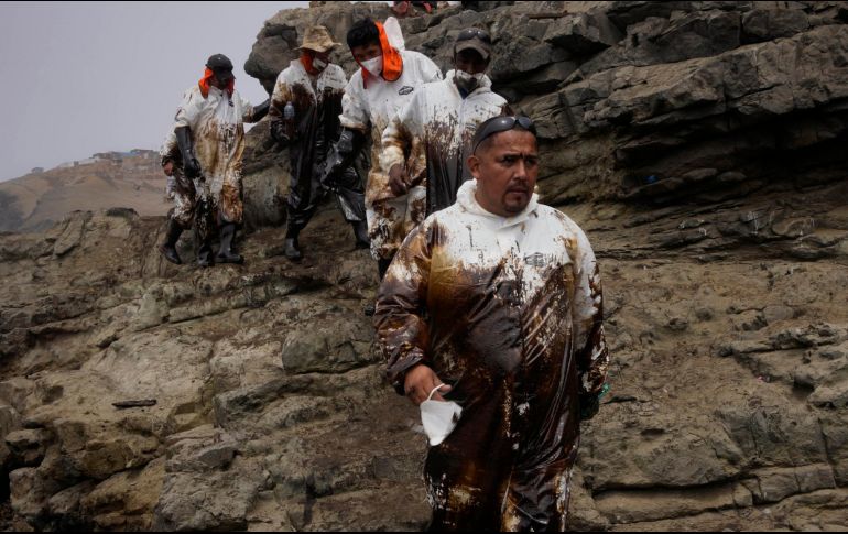 El vertido de crudo hasta el momento afecta a una extensión de cerca de tres kilómetros cuadrados de playa y mar. AP/M.Mejía