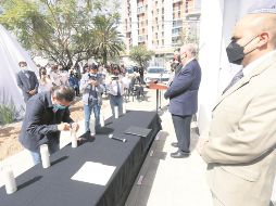 Durante una ceremonia se encendieron seis velas como símbolo de los sobrevivientes del Holocausto y en nombre de la comunidad judía de la ciudad. ESPECIAL/Ayuntamiento de Guadalajara