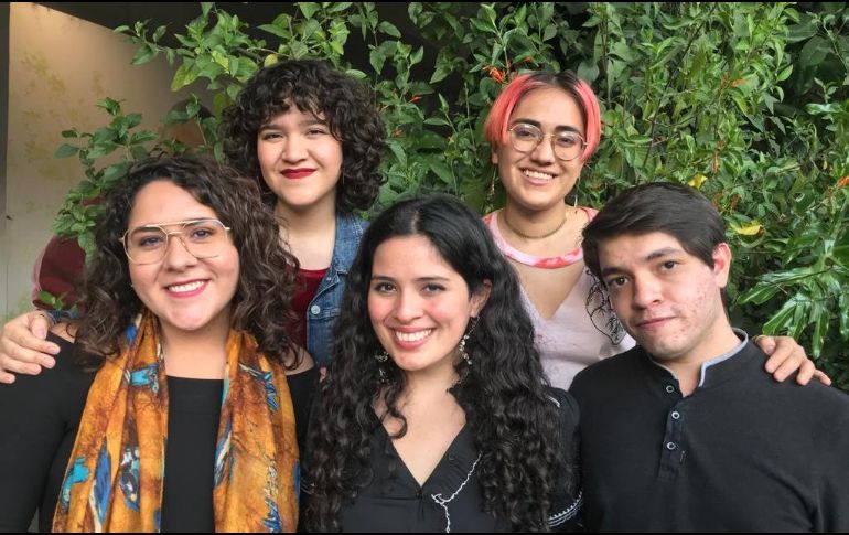De izquierda a derecha, en la parte superior las poetas Fabiola Lizette y Ahtziri de la Rosa, en la parte inferior las poetas Lorena Aviña, Renata García Rivera y el artista Hazel Valdez, miembros del taller de poesía 