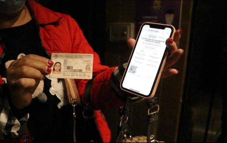 Guadalajara señaló que los establecimientos que sean apercibidos y reincidan en no cumplir con lo estipulado como pedir el certificado, serán acreedores a una sanción. ESPECIAL /