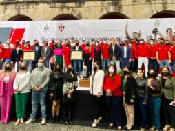 Todos los elementos del primer equipo, incluidos los refuerzos, se dieron cita en el Palacio Legislativo de Jalisco. ESPECIAL / Atlas FC