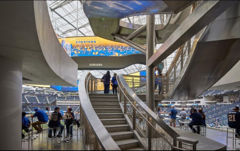 La pantalla es la más larga que se haya creado para un escenario deportivo con superficie de seis mil 500 metros cuadrados, 109.7 metros de longitud y un peso de mil toneladas. ESPECIAL