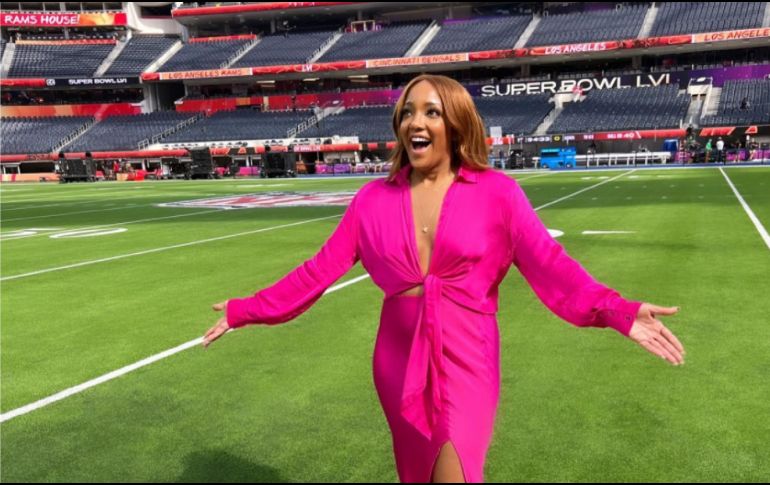 La cantante, Mickey Guyton fue la encargada de cantar el himno nacional de EU, antes de dar comienzo al partido. INSTAGRAM / mickeyguyton