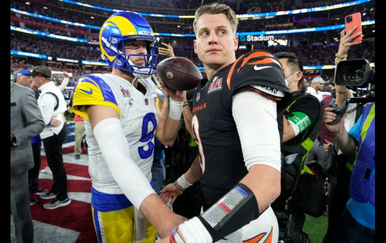 CONSUELO. Matthew Stafford consoló a Joe Burrow al final del encuentro. AP/Chris O'Meara