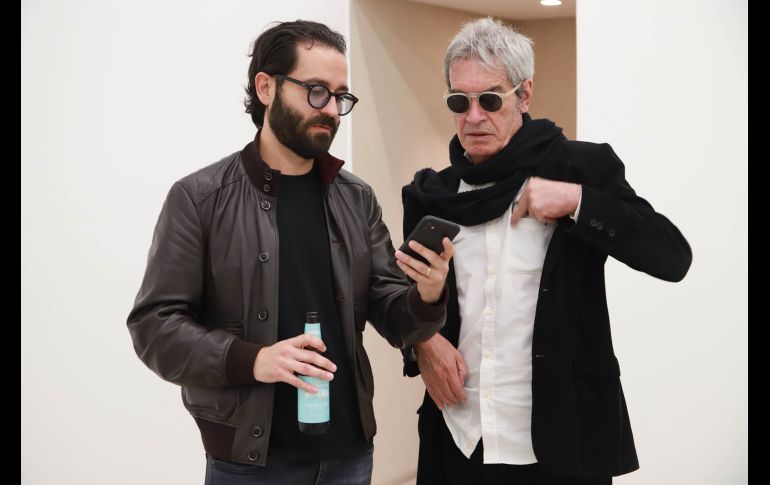 Curro Borrego y Juan Carlos de la Torre en la exposición de Octavio Abúndez. GENTE BIEN JALISCO/ANTONIO MARTÍNEZ