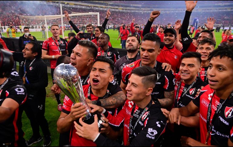 Con su baja, Jairo Torres (con el trofeo) se convierte en el segundo futbolista titular que se va del Atlas después de ser campeón. IMAGO7
