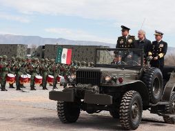 Como parte del acto conmemorativo, el Presidente López Obrador, comandante supremo de las Fuerzas Armadas, pasó revista a las tropas. EFE/Presidencia de México