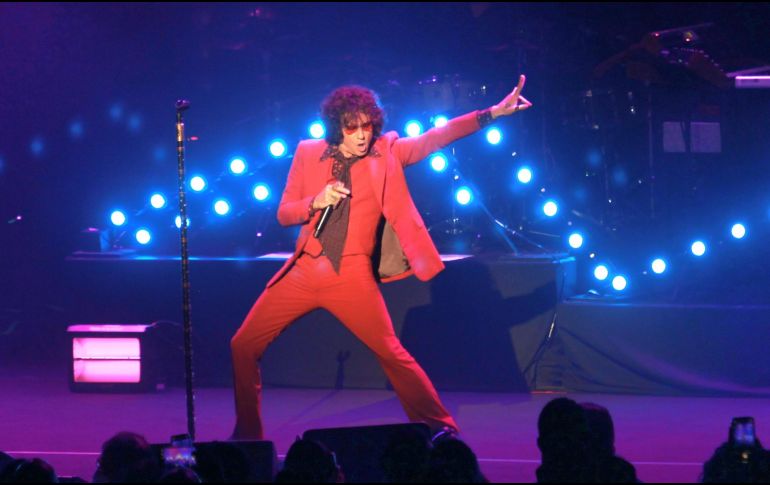 Desde que inició el concierto, la audiencia se mantuvo de pie escuchando a Bunbury y cantando a todo pulmón con él, sus éxitos. EL INFORMADOR /A. Camacho