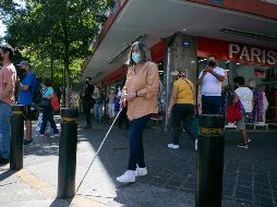 Martha compartió que en algunos puntos del Centro los senderos están desgastados. “Cuando menos lo esperas ya chocaste con un bolardo”, dijo. EL INFORMADOR/G. Gallo