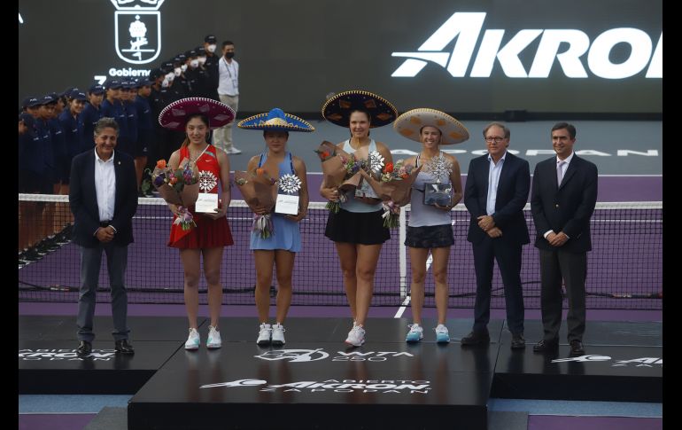 Juan José Frangie, Lin Zhu, Xinyu Wang, Lidziya Morozava, Kaitlyn Christian, Gustavo Santoscoy y Fernando Rodríguez. GENTE BIEN JALISCO/CLAUDIO JIMENO