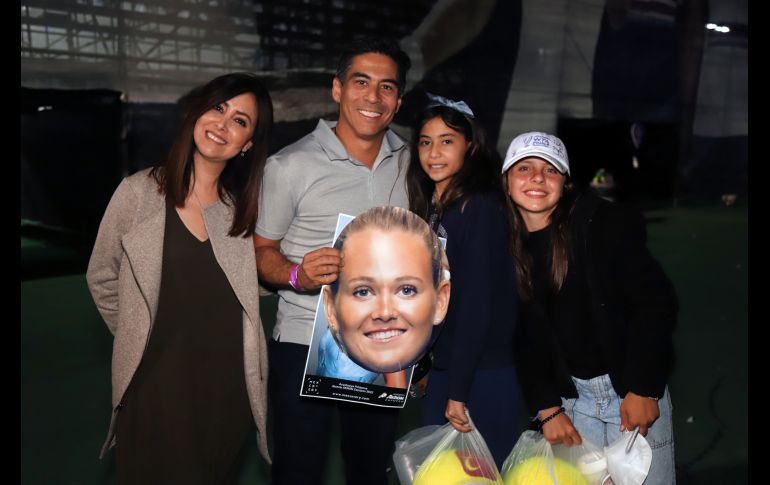 Anahí Quesada, Víctor Peralta, Constanza y Laia Dávila. GENTE BIEN JALISCO/CLAUDIO JIMENO