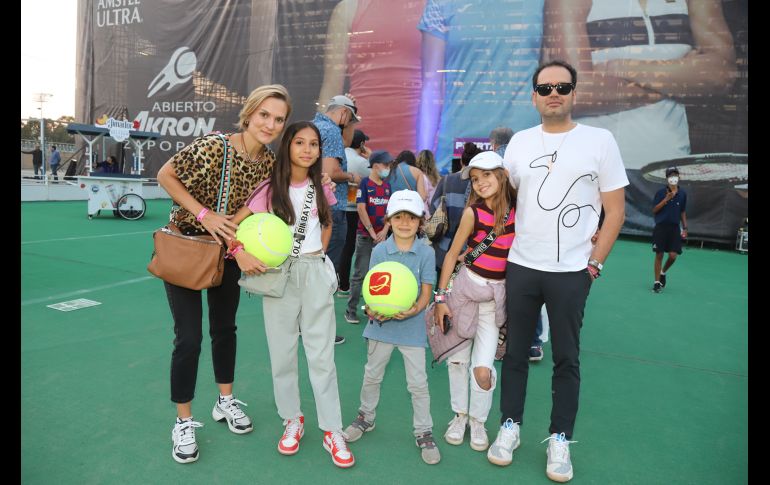 Marie Briot, Charlotte, Christopher, Heloise y José Luis Alzati. GENTE BIEN JALISCO/CLAUDIO JIMENO