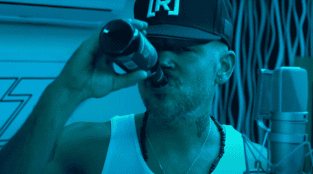 Previo al lanzamiento de la canción, Residente denunció en su cuenta de Instagram que había presiones por parte de la gente de J Balvin para que no saliera la canción.