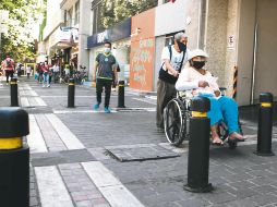Los espacios reducidos por la colocación de bolardos son parte de los obstáculos que las personas con discapacidad deben enfrentar cuando transitan por el Centro tapatío.  EL INFORMADOR/G. Gallo