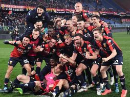 La defensa liderada por el mexicano Johan Vásquez mantuvieron la portería a cero para sacar una importante victoria que les acerca al Cagliari, equipo que marca la salvación. EFE / L. Zennaro
