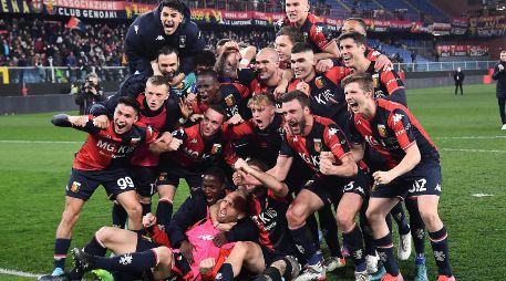La defensa liderada por el mexicano Johan Vásquez mantuvieron la portería a cero para sacar una importante victoria que les acerca al Cagliari, equipo que marca la salvación. EFE / L. Zennaro