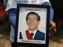 Seguidores del expresidente peruano Alberto Fujimori se manifiestan en los exteriores de la División Nacional de Operaciones Especiales de la Policía Nacional, en Lima. EFE/P. Aguilar