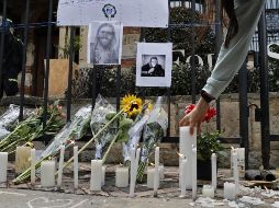 Seguidores de Foo Fighters encienden velas frente al hotel de Bogotá donde el baterista de la banda, Taylor Hawkins, murió. EFE/M. Dueñas