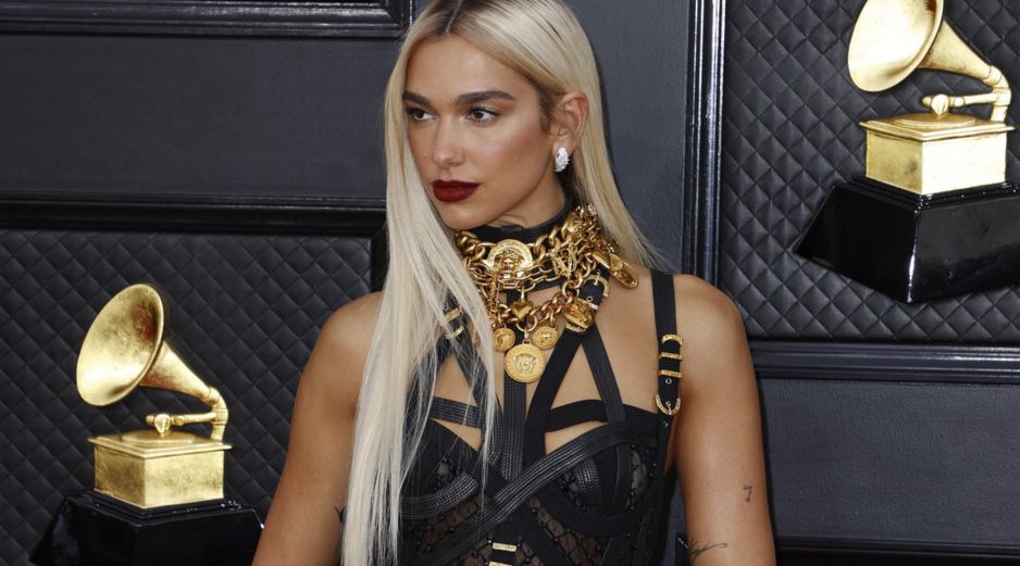 En la alfombra roja de los Grammy 2022, Dua Lipa lució un vestido Versace modelo 1992. EFE/ David Swanson