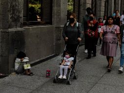 María y su hermana Dulce cantan afuera del Supremo Tribunal de Justicia para recibir las monedas que les dan las personas al paso. EL INFORMADOR/A. Gallo