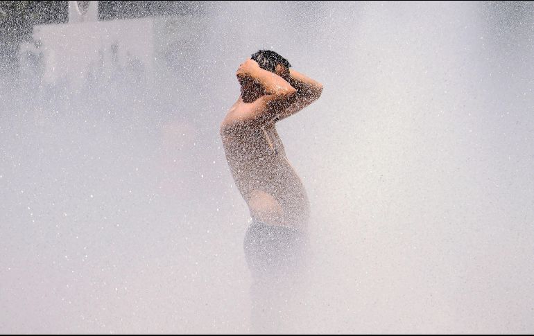 Mojarse en Sábado de Gloria es uno de los rituales más conocidos entre los católicos y dicha tradición viene desde la antigüedad. AFP / ARCHIVO
