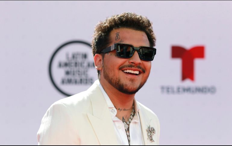 En las imágenes se muestra a Christian Nodal acompañado por la modelo mexico-americana Natalie López, quien replicó su sesión fotográfica con el cantante. EFE / ARCHIVO