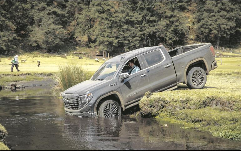 Denali Ultimate. Esta versión se integra por primera vez en la familia Sierra, como la tope de gama. En la foto la vemos “bebiendo” de un río antes de zambullirse. ESPECIAL/GMC