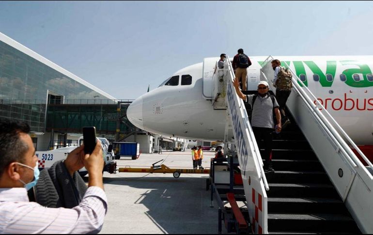 López Obrador asegura que su gobierno busca que haya más vuelos en el AIFA y en el Aeropuerto Internacional de Toluca para que sus adversarios no lo ataquen ni cuestionen. SUN / ARCHIVO