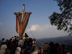 A la Santa Cruz, los trabajadores de la construcción le encomiendan su vida que ponen en peligro a diario durante las largas y extremas jornadas laborales que requieren las obras de todo México. AP / E. Verdugo