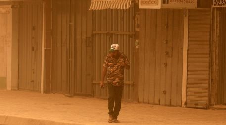 Una persona cruza la plaza Al-Tahrir durante una tormenta de arena en Bagdad, Irak. EFE/A. Jalil